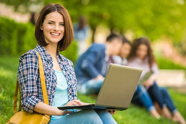 Studenten buiten — Stockfoto