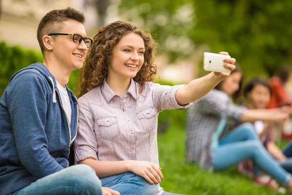 Estudantes ao ar livre — Fotografia de Stock