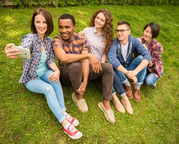 Studenti all'aperto — Foto Stock