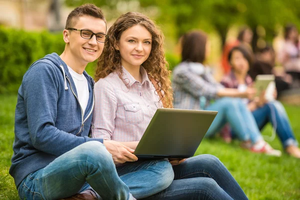 Studenter utomhus — Stockfoto