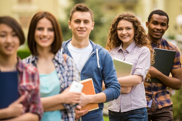 Studenter utomhus — Stockfoto