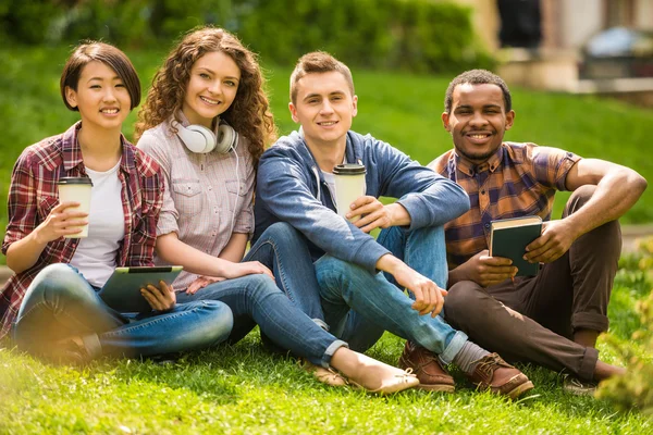 Studenti all'aperto — Foto Stock