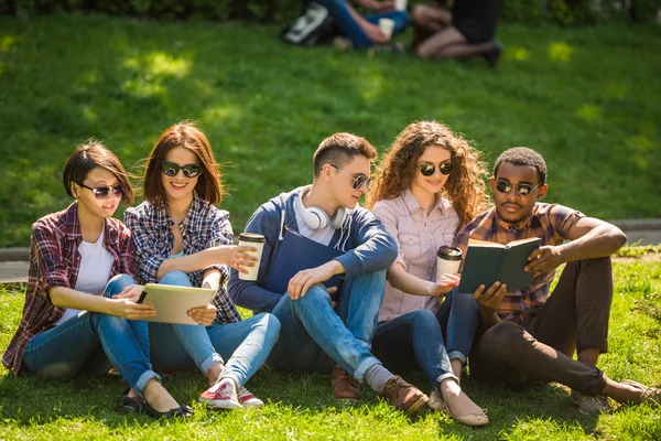 Studentów na zewnątrz — Zdjęcie stockowe