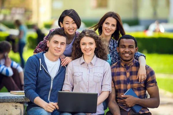 Studenter utomhus — Stockfoto