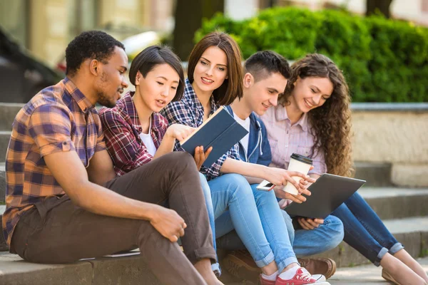 Studenten buiten — Stockfoto