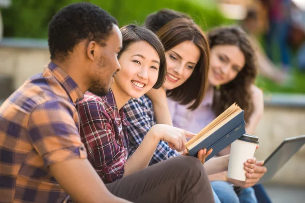 Students outdoors — Stock Photo, Image