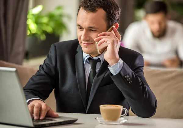 Hombre de negocios en cafetería — Foto de Stock