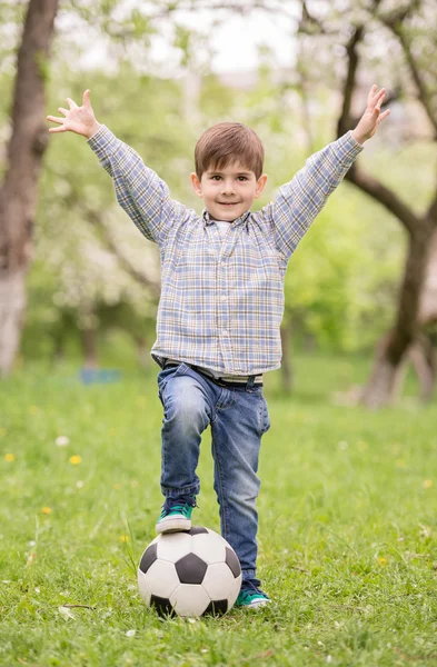 Petit joueur de football — Photo