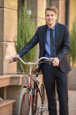 Bisiklet ile işadamı