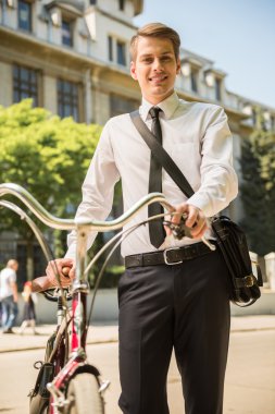 Bisiklet ile işadamı