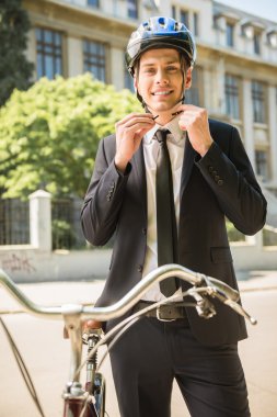 Bisiklet ile işadamı