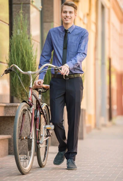 Empresario con bicicleta — Foto de Stock