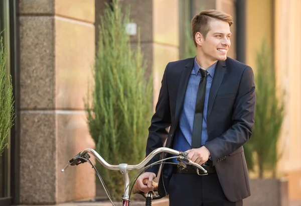 Homme d'affaires avec vélo — Photo