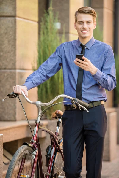 Empresário com bicicleta — Fotografia de Stock