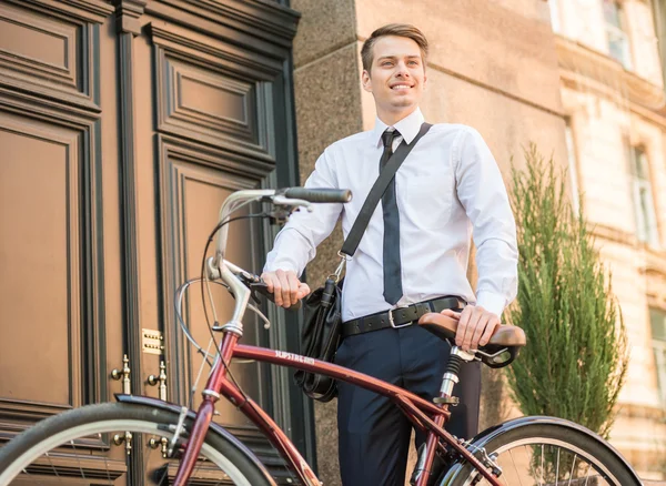 Trabajador con bicicleta — Foto de Stock