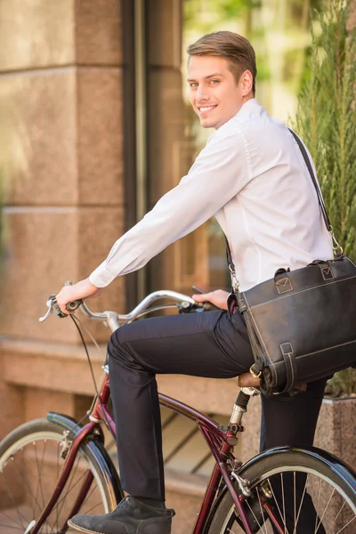 Werknemer met fiets — Stockfoto