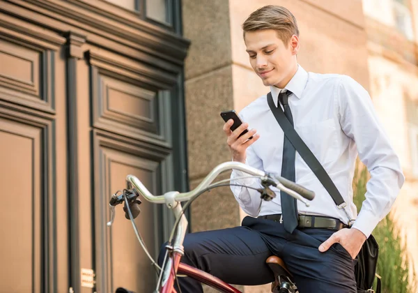 Trabalhador com bicicleta — Fotografia de Stock