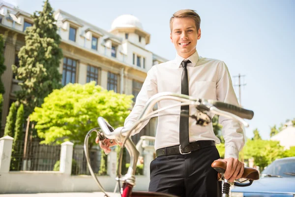 Empresário com bicicleta — Fotografia de Stock