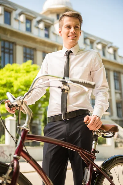 自転車を持ったビジネスマン — ストック写真