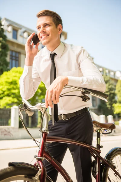 Homme d'affaires avec vélo — Photo