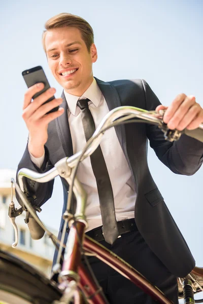 Empresário com bicicleta — Fotografia de Stock