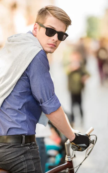 Homem com bicicleta — Fotografia de Stock