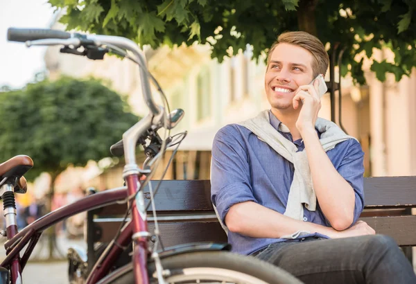 Mann mit Fahrrad — Stockfoto