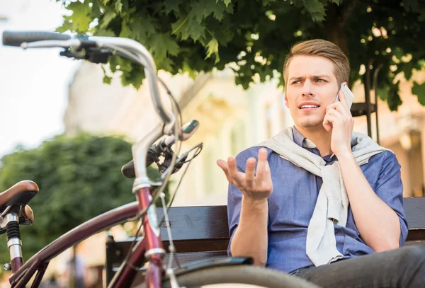 Man with bicycle — Stock Photo, Image