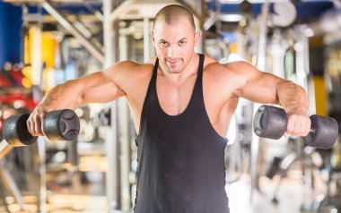 Vücut geliştirmeci vasıl jimnastik salonu