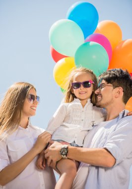 Aile açık havada balonlar ile