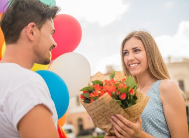 Balonlar ile genç bir çift