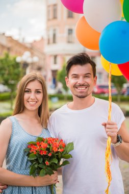 Balonlar ile genç bir çift