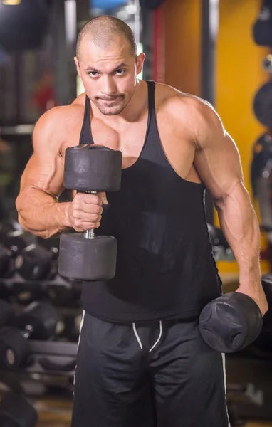 Bodybuilder at gym — Stock Photo, Image