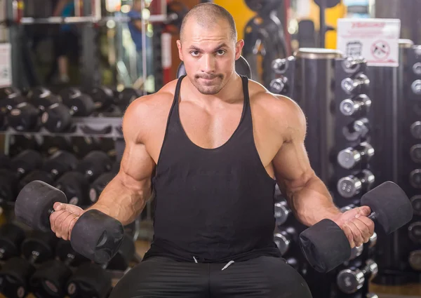 Bodybuilder at gym — Stock Photo, Image