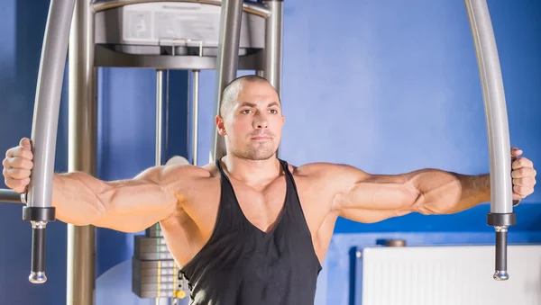 Culturista en el gimnasio —  Fotos de Stock