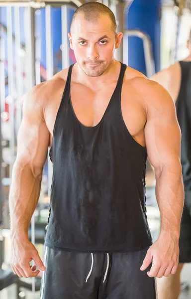 Bodybuilder at gym — Stock Photo, Image