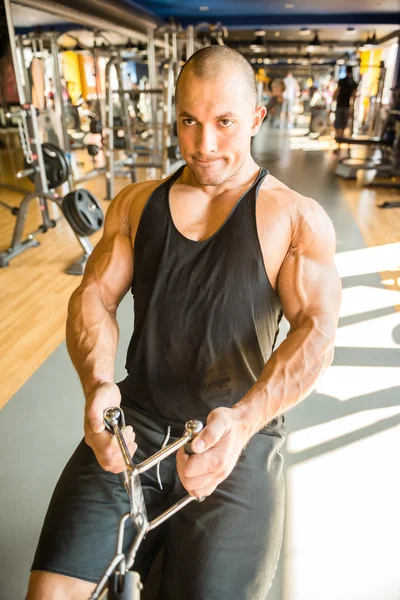 Culturista en el gimnasio — Foto de Stock