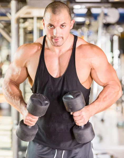 Culturista en el gimnasio — Foto de Stock