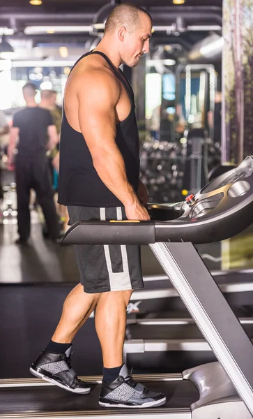 Culturista en el gimnasio —  Fotos de Stock