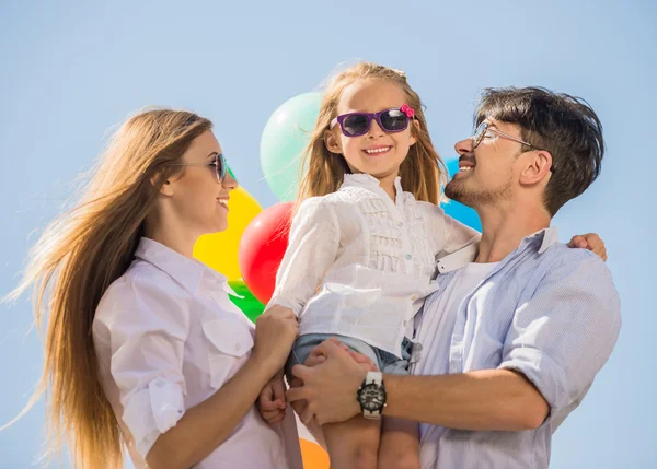 Família com balões ao ar livre — Fotografia de Stock