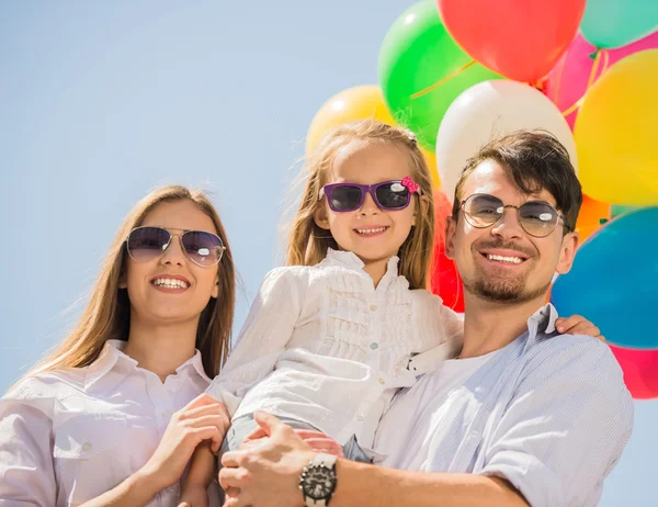 Aile açık havada balonlar ile — Stok fotoğraf