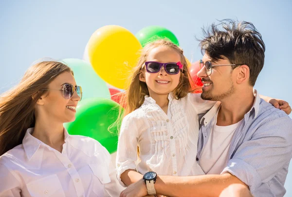 Família com balões ao ar livre — Fotografia de Stock