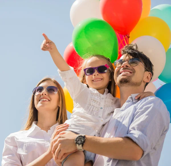 Семья с воздушными шарами на открытом воздухе — стоковое фото