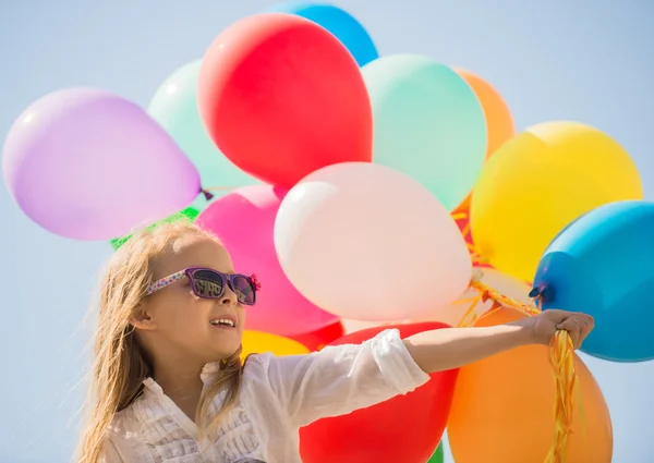 Familie med ballonger utendørs – stockfoto