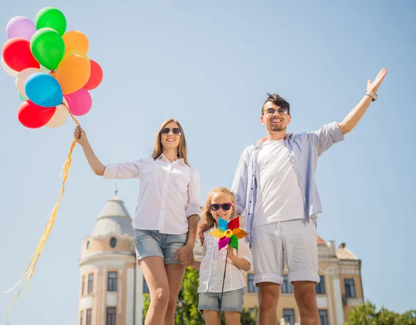 Familia con globos afuera —  Fotos de Stock