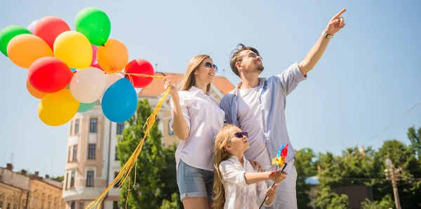 Família com balões ao ar livre — Fotografia de Stock