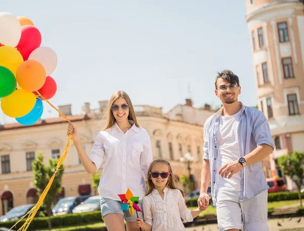 Familie mit Luftballons im Freien — Stockfoto