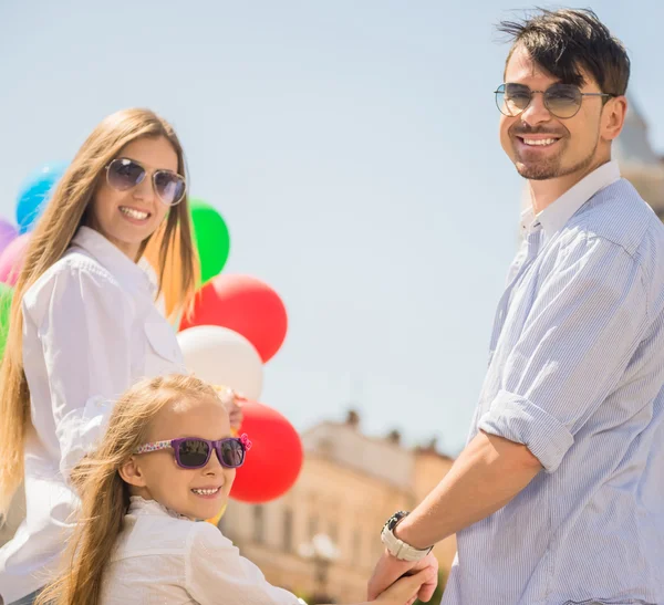 Familie mit Luftballons im Freien — Stockfoto