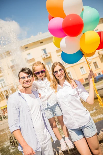 Aile açık havada balonlar ile — Stok fotoğraf