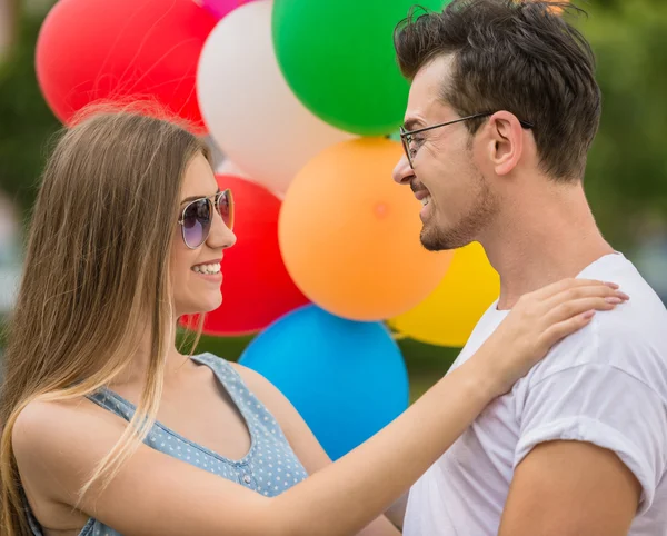 Junges Paar mit Luftballons — Stockfoto